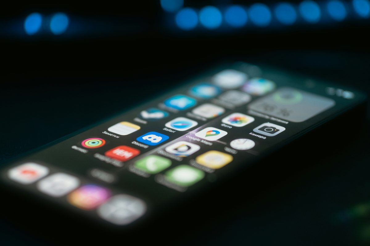Nahaufnahme eines Smartphones auf einem Tisch